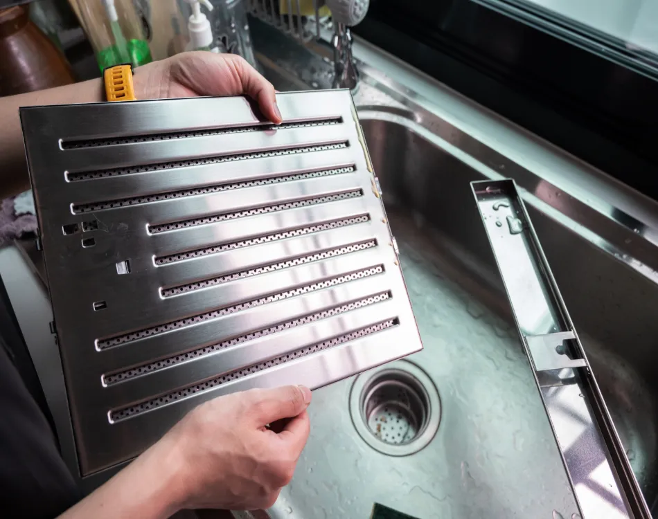Cleaning range hood filter