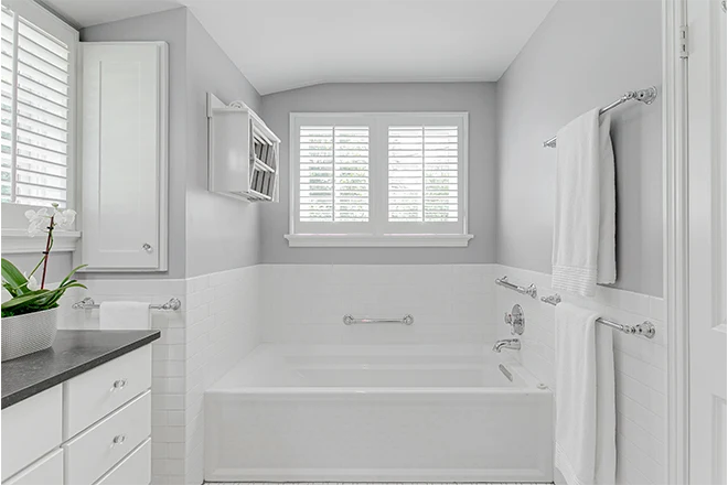 Beautiful white bathtub room